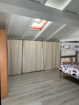 Un ou plusieurs lits dans un hébergement de l'établissement Appartement dans résidence avec piscine et plage privées