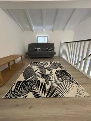 Télévision ou salle de divertissement dans l'établissement Appartement dans résidence avec piscine et plage privées