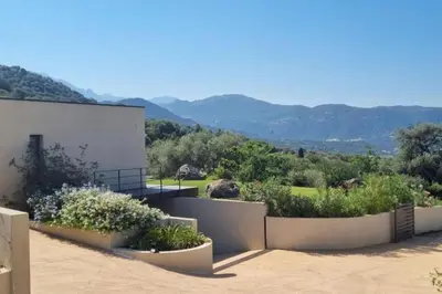 Vue générale sur la montagne ou vue sur la montagne depuis la villa