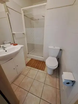 Salle de bains dans l'établissement Appartement avec piscine à 2 pas de la plage