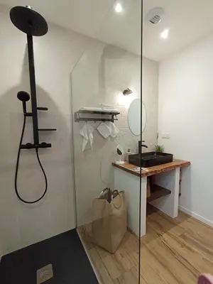 Salle de bains dans l'établissement Maisonnette 55m2 Lozari