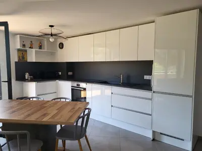 Cuisine ou kitchenette dans l'établissement Vue Mer & Montagne