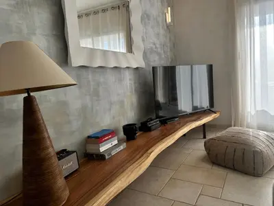 Télévision ou salle de divertissement dans l'établissement Clos des Oliviers