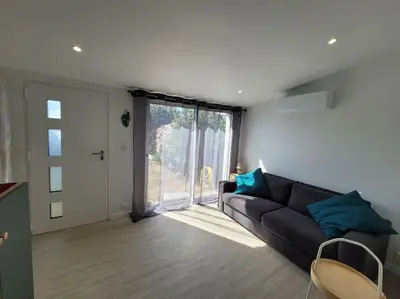 Coin salon dans l'établissement Maison au bord de la mer