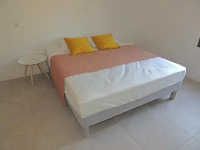 Un ou plusieurs lits dans un hébergement de l'établissement Villa neuve à 900 m de la plage