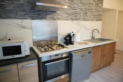 Cuisine ou kitchenette dans l'établissement Location F2 44 m2
