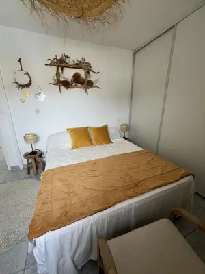Un ou plusieurs lits dans un hébergement de l'établissement Superbe maison avec piscine