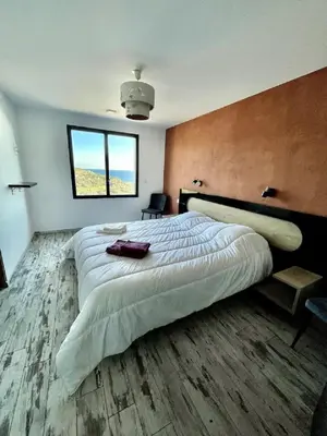 Un ou plusieurs lits dans un hébergement de l'établissement Villa avec piscine vue mer et montagne