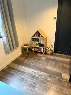 Bibliothèque dans l'appartement