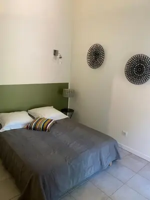 Un ou plusieurs lits dans un hébergement de l'établissement Mini villa avec jardin