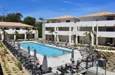 Piscine de l'établissement marina di bravone - corse - linguizzetta ou située à proximité