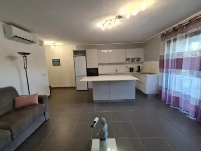 Cuisine ou kitchenette dans l'établissement T2 55 m2 4 pers jacuzzi terrasse 55m2