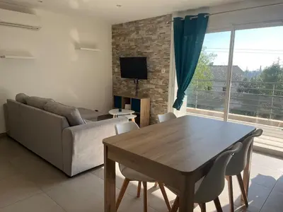 Télévision ou salle de divertissement dans l'établissement Appartement proche de la plage