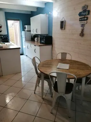 Cuisine ou kitchenette dans l'établissement Maison bord de mer climatisée en Corse