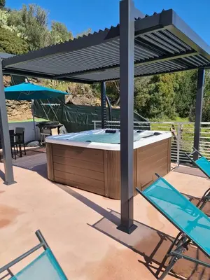 Piscine de l'établissement 6-person apartment in sea view villa with jacuzzi ou située à proximité
