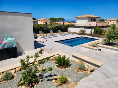 Piscine de l'établissement Villa DIMA - piscine chauffée climatisation barbecue pétanque ou située à proximité