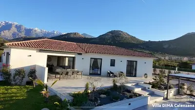 Vue générale sur la montagne ou vue sur la montagne depuis la villa