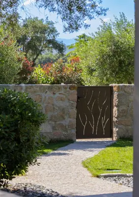 Jardin de l'établissement Villa Les Granges Classé 5 Étoiles