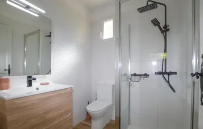 Salle de bains dans l'établissement Charmant T2 à la campagne