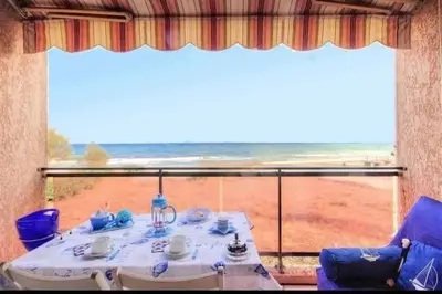 Vue générale sur la mer ou vue sur la mer prise depuis l'appartement