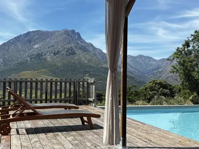 Vue générale sur la montagne ou vue sur la montagne depuis la tente de luxe