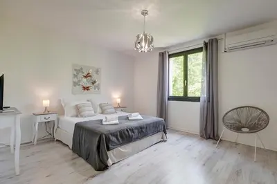 Un ou plusieurs lits dans un hébergement de l'établissement Villa Marielle - 360 m² avec piscine privé