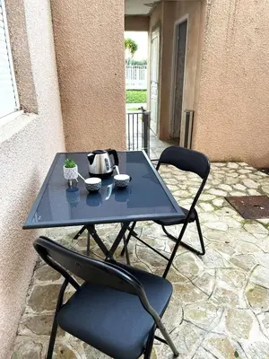 Balcon ou terrasse dans l'établissement Studio climatisé avec piscine à ST FLORENT