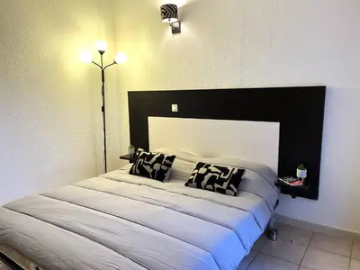 Un ou plusieurs lits dans un hébergement de l'établissement Studio climatisé avec piscine à ST FLORENT
