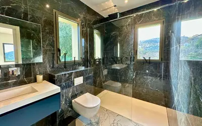 Salle de bains dans l'établissement Villa Giuliana Paisible & spacieuse AREGNO