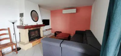 Coin salon dans l'établissement Appartement vue mer, pietranera