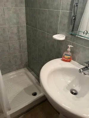 Salle de bains dans l'établissement Les jardins de la mer marine de Bravone