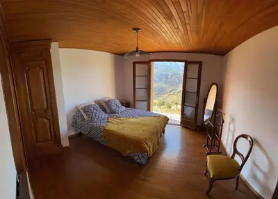 Un ou plusieurs lits dans un hébergement de l'établissement Villa avec vue panoramique sur les montagnes