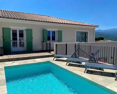 Piscine de l'établissement Villa de standing Vista - Domaine Romella - Piscine - Vue Lac de Padula ou située à proximité
