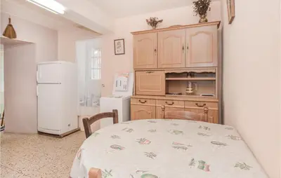 Cuisine ou kitchenette dans l'établissement 2 Bedroom Cozy Apartment In Pietranera