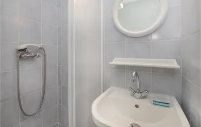 Salle de bains dans l'établissement 2 Bedroom Cozy Apartment In Pietranera
