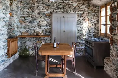 Cuisine ou kitchenette dans l'établissement A Casa di U Scogliu Maison les pieds dans l eau Cap Corse