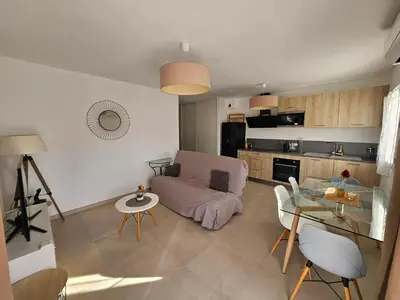 Cuisine ou kitchenette dans l'établissement Appartement moderne à Lucciana avec terrasse ensoleillée.