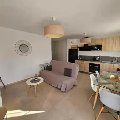 Appartement moderne à Lucciana avec terrasse ensoleillée.