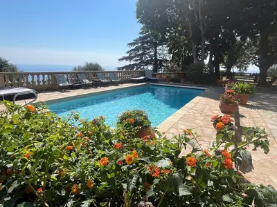 Piscine de l'établissement RDC maison de maitre pour 6 personnes avec piscine et jacuzzi ou située à proximité