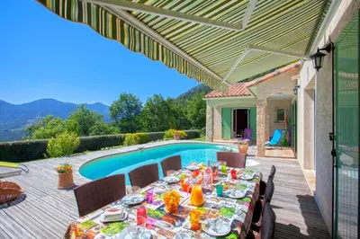 Vue générale sur la montagne ou vue sur la montagne depuis la villa