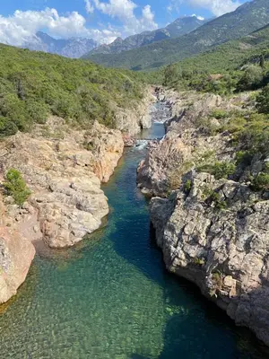 Paysage naturel près de la tente de luxe
