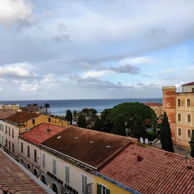 Vue générale sur la mer ou vue sur la mer prise depuis l'appartement