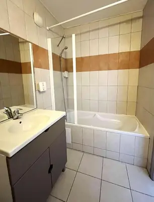 Salle de bains dans l'établissement Studio 3 pers climatisé avec piscine à ST FLORENT