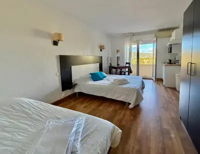 Un ou plusieurs lits dans un hébergement de l'établissement Studio 3 pers climatisé avec piscine à ST FLORENT