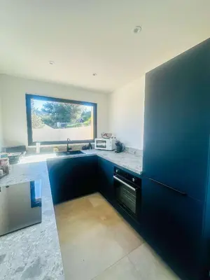 Cuisine ou kitchenette dans l'établissement Superbe villa vue mer et piscine