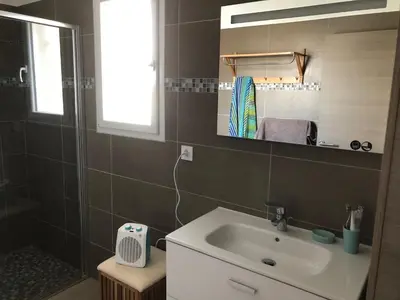 Salle de bains dans l'établissement Bord De Mer, Commerces Rivière 15mn