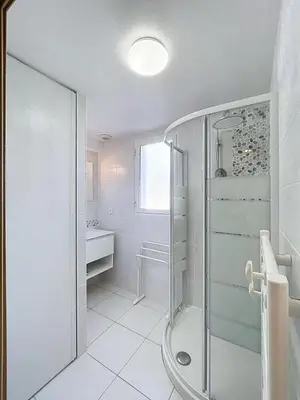 Salle de bains dans l'établissement Bel appartement vue mer-montagne