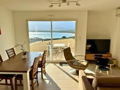 Télévision ou salle de divertissement dans l'établissement Bel appartement vue mer-montagne