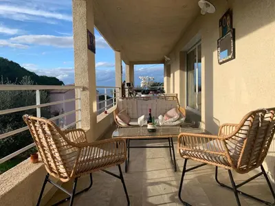 Balcon ou terrasse dans l'établissement Villa avec vues exceptionnelles à 2 minutes de la plage