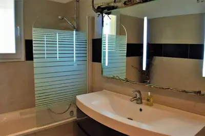 Salle de bains dans l'établissement Villa avec vues exceptionnelles à 2 minutes de la plage